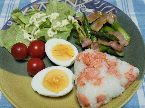 アスパラベーコン炒めと鮭おにぎりの朝食☆